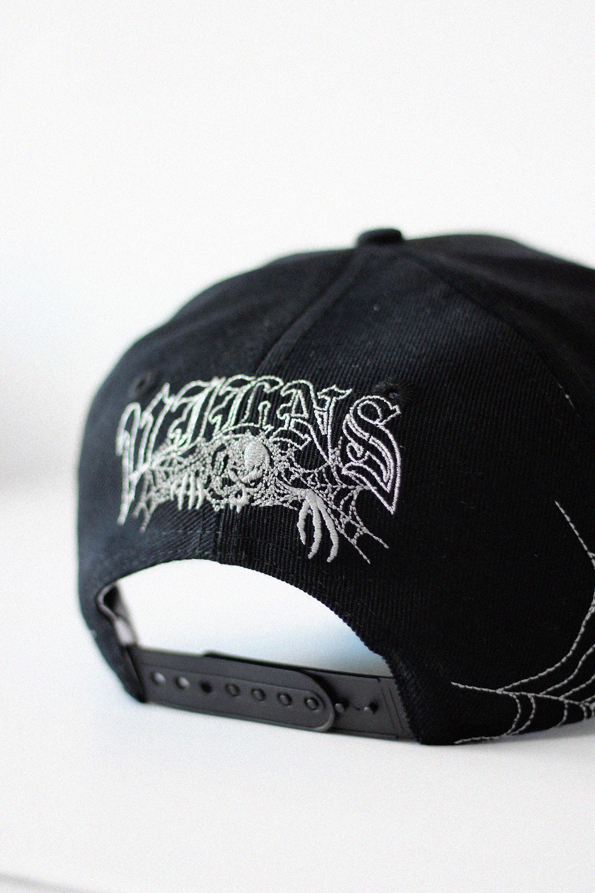 "V'$" Web A-Frame (Black)