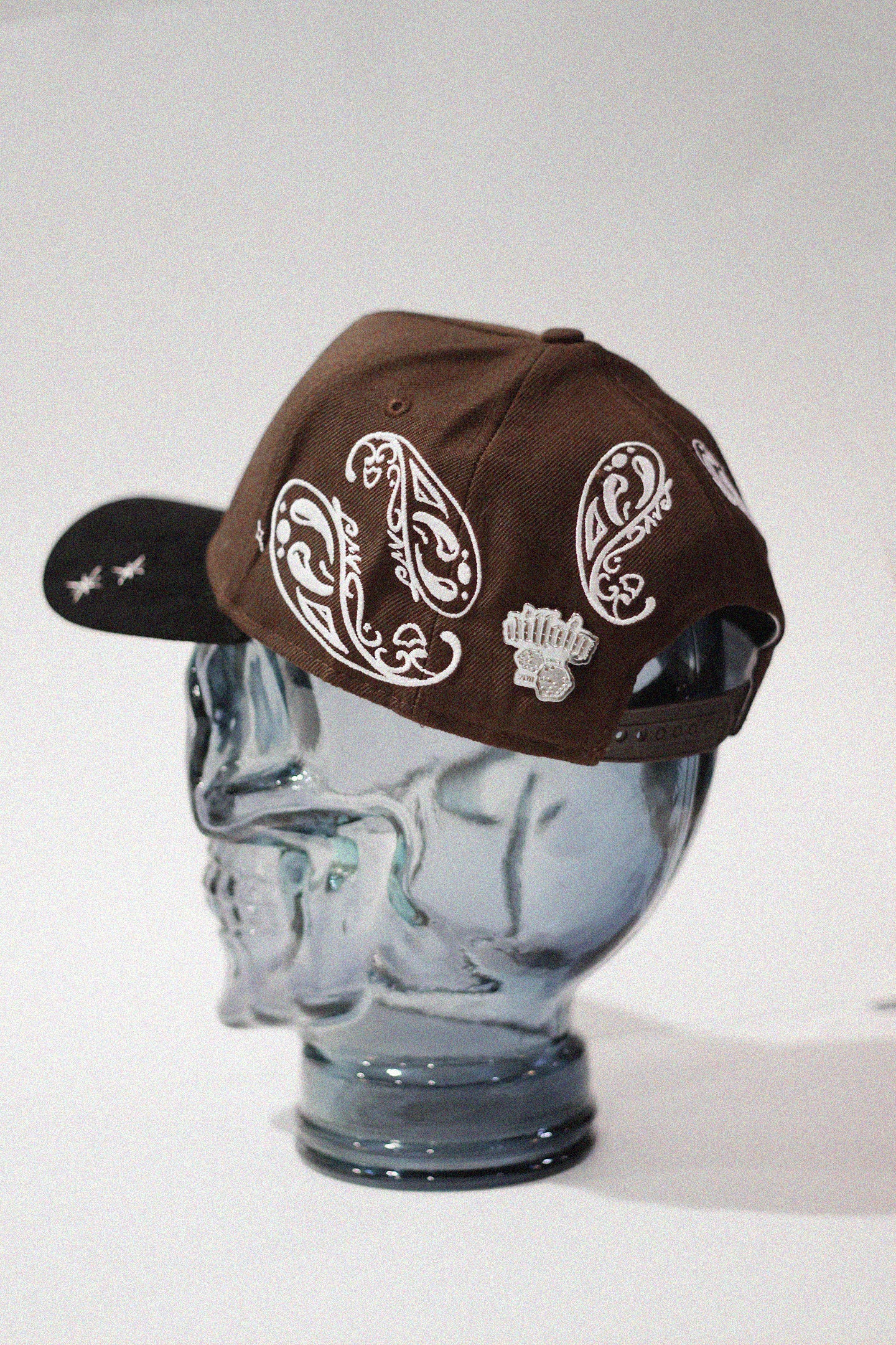 PAISLEY DICE HAT / BROWN