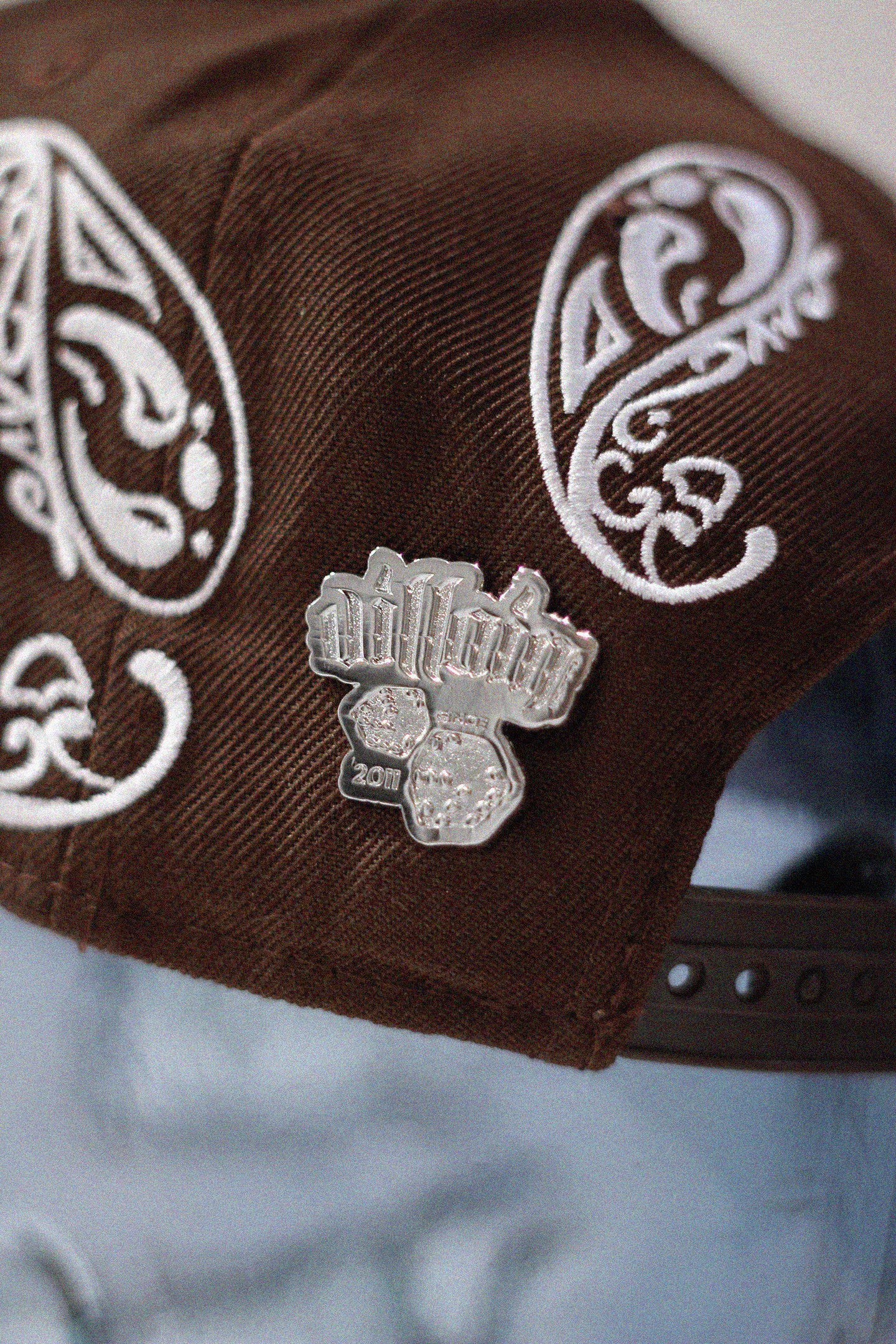 PAISLEY DICE HAT / BROWN