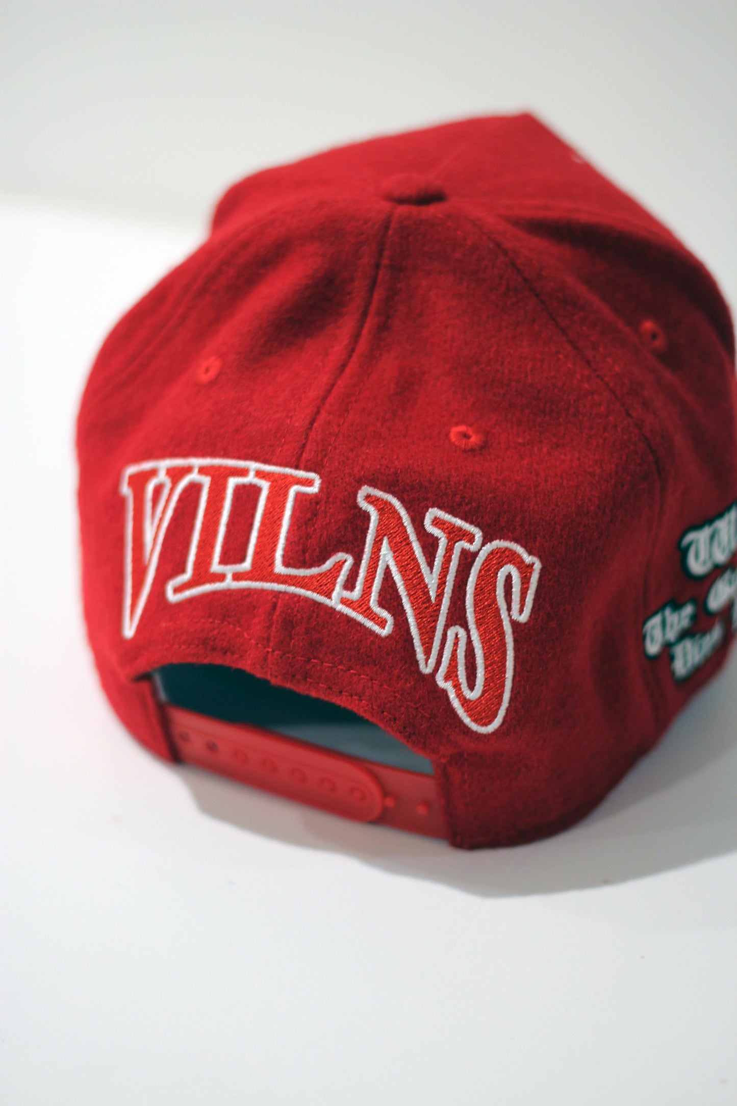 VILN "V" LIGHTNING HAT (RED/GREEN)