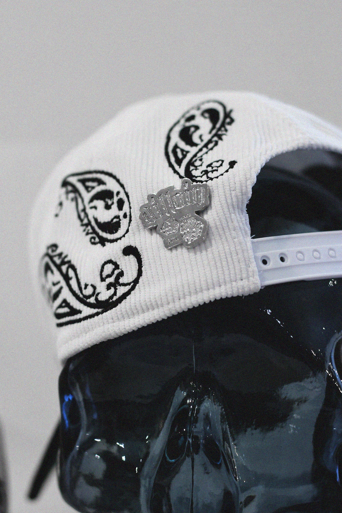 PAISLEY DICE HAT (CORDUROY WHITE)