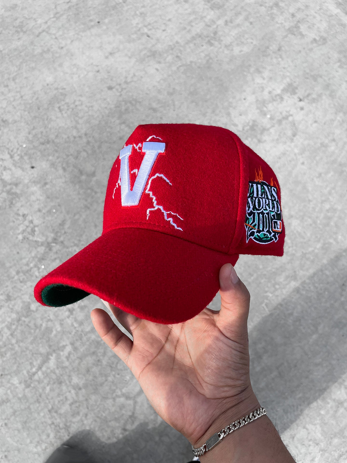 VILN "V" LIGHTNING HAT (RED/GREEN)