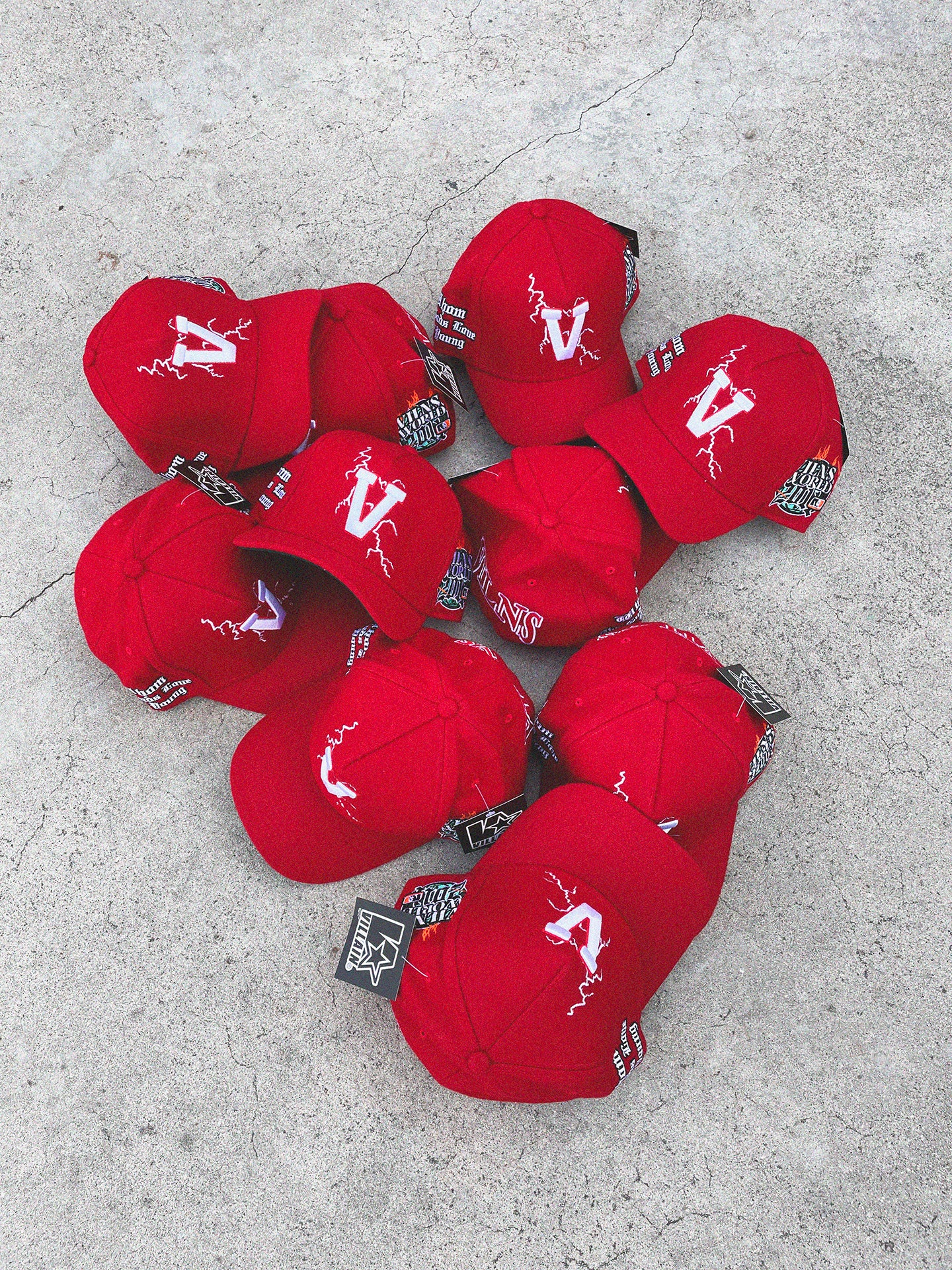 VILN "V" LIGHTNING HAT (RED/GREEN)